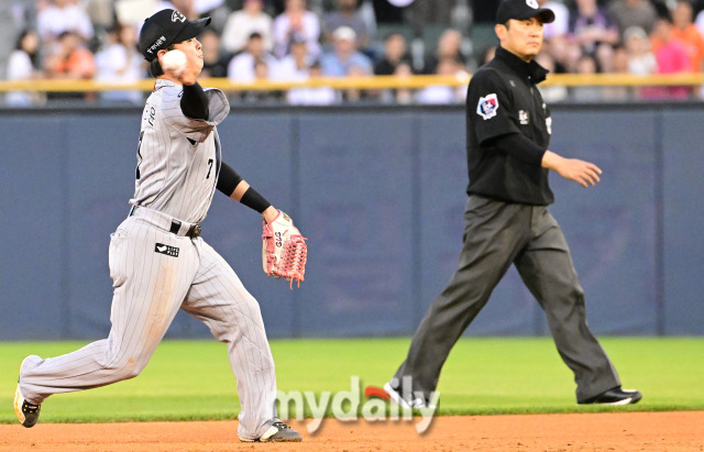 2024년 6월 12일 서울 잠실야구장에서 진행된 '2024 신한 SOL 뱅크 KBO 리그' 한화-두산의 경기.한화 유격수 이도윤이 4회말 허경민의 타구를 잡은 뒤 1루로 송구를 하고 있다./마이데일리