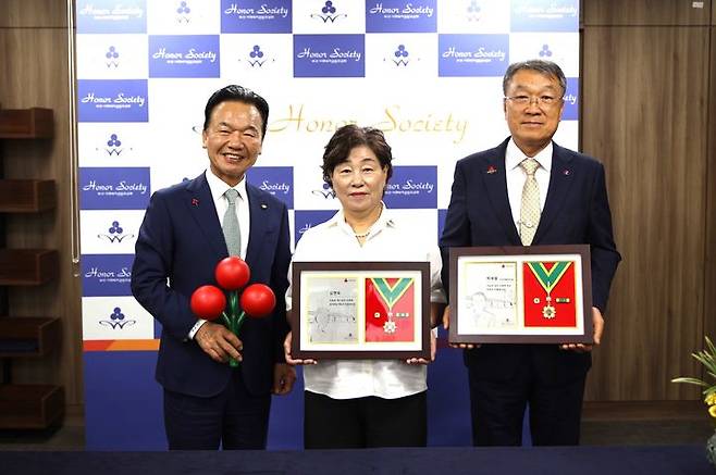 [부산=뉴시스] 왼쪽부터 부산사회복지공동모금회 최금식 회장, 김연숙씨, 오리엔탈정공 박세철 회장 (사진=부산사회복지공동모금회 제공) 2024.07.11. photo@newsis.com *재판매 및 DB 금지