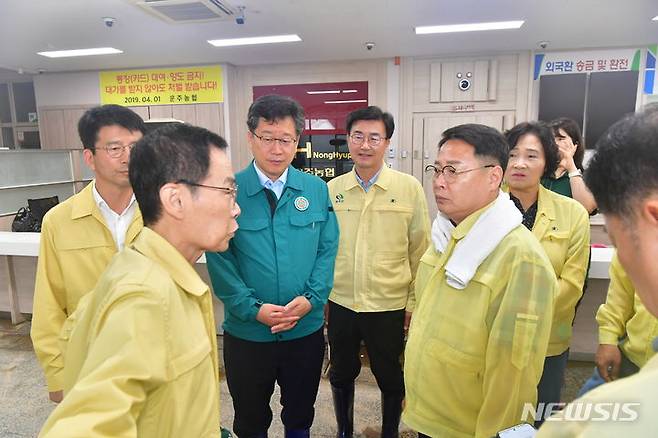 [완주=뉴시스] 완주군의회 의원과 국회 안호영 의원 등은 11일 집중호우로 인한 수해 피해 현장인 운주·화산·경천면을 긴급 방문해 점검하고 주민들을 위로했다. 2024.07.11 *재판매 및 DB 금지