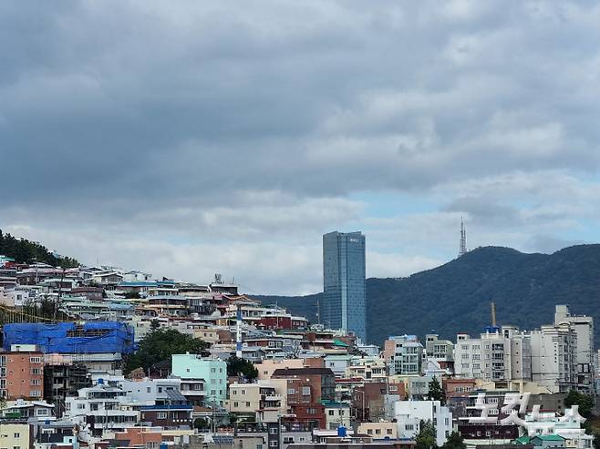 흐린 부산 원도심. 김혜민 기자