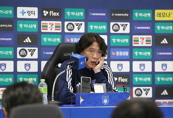 홍명보 울산 현대 감독이 10일 울산 문수경기장에서 열린 프로축구 울산HD와 광주FC의 경기를 끝내고 공식 기자회견을 통해 첫 입장발표를 하고 있다. 뉴스1