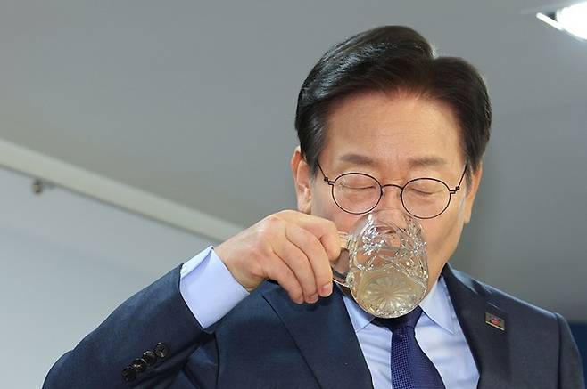 이재명 전 더불어민주당 대표가 지난 10일 오전 서울 여의도 중앙당사에서 열린 8·18 전당대회 당 대표 출마 선언 기자회견에서 물을 마시고 있다. 연합뉴스