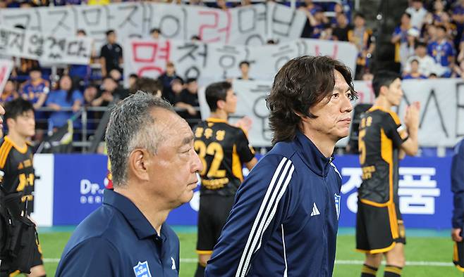 지난 10일 울산 문수축구경기장에서 축구 국가대표팀 감독으로 내정된 울산 HD 홍명보 감독이 광주FC와의 경기 후 자신을 비판하는 걸개가 내걸린 서포터스석 옆을 지나가고 있다. 연합뉴스