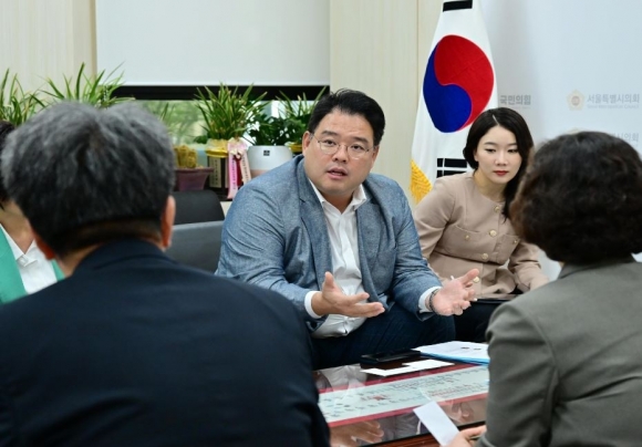 지난 10일 후반기 원내대표단 선임 이후 서울시교육청과 가진 첫 간담회에서 이성배 국민의힘 대표의원이 발언하고 있다.