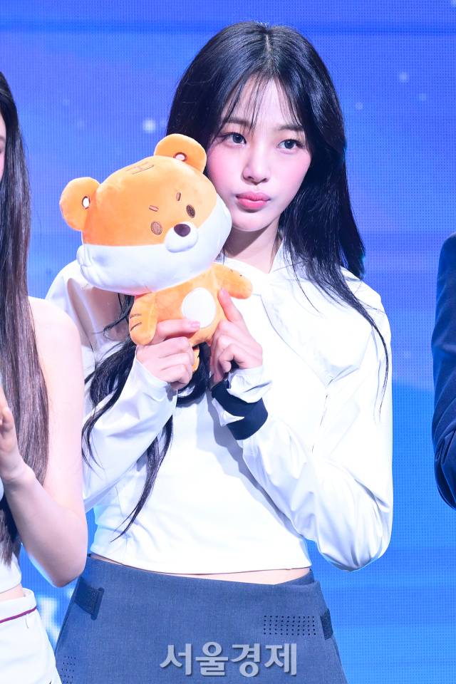 그룹 뉴진스(New Jeans) 민지가 11일 오전 서울 용산구 그랜드 하얏트 서울에서 진행된 ‘2024 한국관광 명예홍보대사 위촉식’에서 포즈를 취하고 있다. 김규빈 기자 2024.07.11