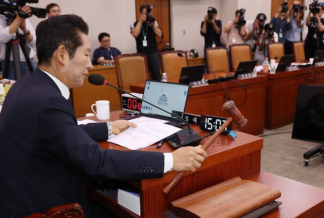 정청래 법제사법위원장이 지난 9일 국회에서 열린 법사위 전체회의에서 의사봉을 두드리고 있다. 국민의힘 의원들은 '탄핵 청문회' 관련 표결에 반발하며 퇴장했다. ⓒ연합뉴스