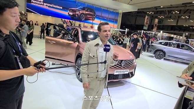 스테판 드블레즈 르노코리아 대표가 지난달 27일 열린 부산 모빌리티쇼에서 그랑 콜레오스에 대해 설명하고 있다. 사진 | 손재철기자