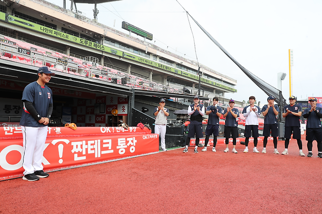 두산 시라카와 케이쇼가 11일 수원 KT전을 앞두고 상견례에서 선수들에게 인사하고 있다. 두산 베어스 제공