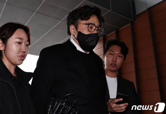 (서울=뉴스1) 김진환 기자 = 업무방해, 전자기록 등 손괴, 사기 및 업무상 배임 등의 혐의를 받는 안성일 더기버스 대표가 24일 오후 피의자 조사를 받기 위해 서울 강남경찰서에 출석하고 있다. 걸그룹 ‘피프티 피프티(FIFTY FIFTY)’의 소속사 어트랙트는 지난 6월 더기버스가 업무 인수인계를 지체하고 업무용 메일 계정을 돌려주는 과정에서 메일을 모두 삭제하는 등 프로젝트 자료를 없앴다며 안 대표 등을 고소했다. 2023.10.24/뉴스1 Copyright (C) 뉴스1. All rights reserved. 무단 전재 및 재배포, AI학습 이용 금지.