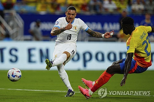 하메스 로드리게스를 앞세운 콜롬비아가 선수 한 명이 퇴장당하는 악재 속에서도 우승 후보 우루과이를 누르고 결승 진출에 성공했다. 23년 만의 결승 진출이다. 코파 아메리카 단일 대회 최다 도움 기록을 수립한 로드리게스를 중심으로 탄탄한 전력을 구축한 콜롬비아는 결승전에서 리오넬 메시의 아르헨티나를 만난다. 콜롬비아는 2001년 자국에서 열린 대회 이후 23년 만에 우승에 도전한다. 사진 연합뉴스