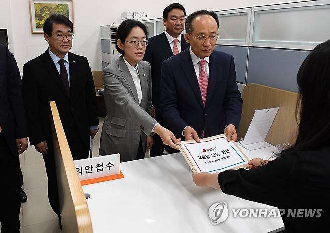 국민의힘, 저출생 대응 당론 법안 제출 (서울=연합뉴스) 김주성 기자 = 국민의힘 추경호 원내대표가 11일 오전 저출생 대응을 위해 당론으로 발의한 정부조직법 개정안 및 저출산고령사회기본법 개정안을 국회 의안과에 제출하고 있다. 2024.7.11 [공동취재] utzza@yna.co.kr