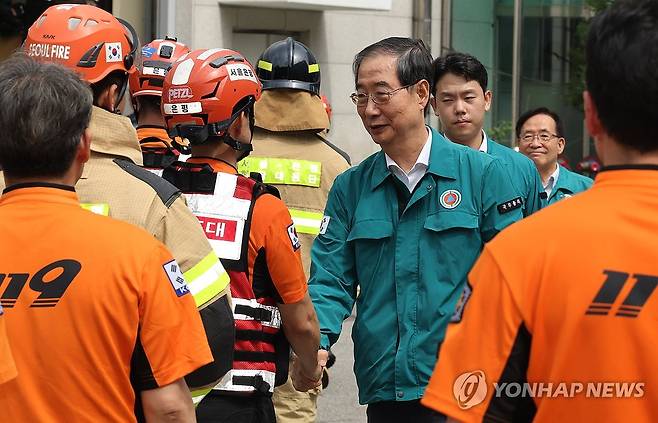 소방서 근무자 격려하는 한덕수 총리 (서울=연합뉴스) 최재구 기자 = 한덕수 국무총리가 11일 서울 은평소방서를 방문해 풍수해 긴급구조대책을 보고 받고 근무자를 격려하고 있다. 2024.7.11 jjaeck9@yna.co.kr