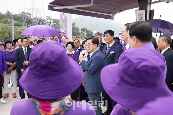 12일 오전 신안 퍼플섬 마을 입구에서 김동연 경기도지사가 박우량 신안군수, 신안군민 등이 참석자들에게 인사말을 하고 있다.(사진=경기도)