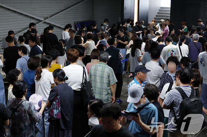 12일 오후 서울시 동대문구 용두동 대우건설 '푸르지오 라디우스 파크' 견본주택을 찾은 시민들이 입장을 위해 길게 줄지어 대기하고 있다. 2024.7.12/뉴스1 ⓒ News1 박정호 기자