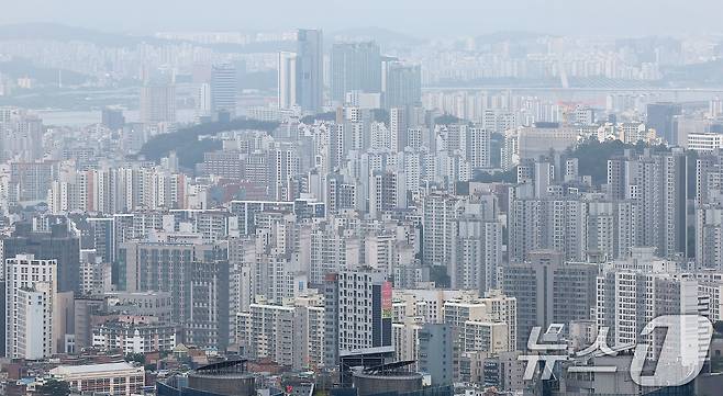 사진은 9일 서울 중구 남산에서 바라본 아파트 단지의 모습. 2024.7.9/뉴스1 ⓒ News1 김진환 기자