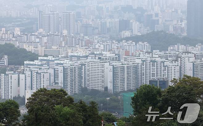 사진은 9일 서울 중구 남산에서 바라본 아파트 단지. 2024.7.9/뉴스1 ⓒ News1 김진환 기자