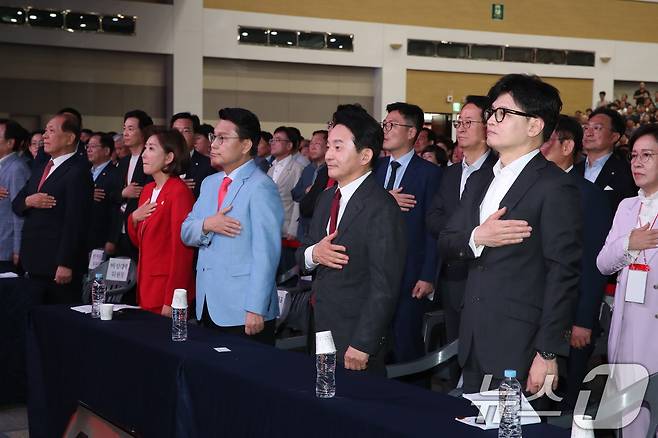 나경원(왼쪽부터), 윤상현, 원희룡, 한동훈 국민의힘 당대표 후보들이 12일 오후 대구 엑스코에서 열린 제4차 전당대회 대구·경북 합동연설회에서 국민의례를 하고 있다. 2024.7.12/뉴스1 ⓒ News1 이광호 기자