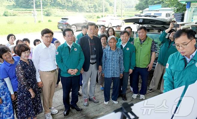 김영록 전라남도지사가 12일 여름 장마를 앞두고 보성군 겸백면 은덕리 덕음마을 산사태 취약지를 방문, 관리실태를 점검하고 비상상황 발생시 인명피해가 발생하지 않도록 체계적인 대응태세 구축을 당부하는 등 주민들을 격려하고 있다.(전남도 제공) 2024.7.12/뉴스1