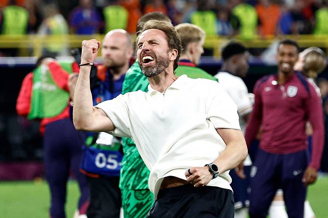 TOPSHOT - England's head coach Gareth Southgate celebrates after winning the UEFA Euro 2024 semi-final football match between the Netherlands and England at the BVB Stadion in Dortmund on July 10, 2024. (Photo by KENZO TRIBOUILLARD / AFP)<저작권자(c) 연합뉴스, 무단 전재-재배포, AI 학습 및 활용 금지>