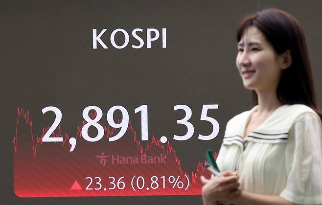 11일 오후 서울 중구 하나은행 딜링룸에서 딜러들이 업무를 보고 있다./뉴시스