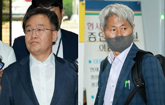 대장동 사건과 관련해 '허위 인터뷰 의혹'을 받는 화천대유자산관리 대주주 김만배(왼쪽) 씨와 전 언론노조위원장 신학림 씨가 지난달 20일 오전 서울 서초구 서울중앙지법에서 열린 구속전 피의자 심문(영장실질심사)을 받기 위해 법정으로 들어가고 있다.ⓒ뉴시스