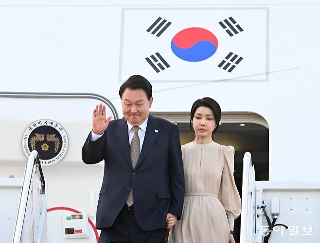 나토 정상회의 참석을 위해 10일(현지시간) 미국 워싱턴 D.C. 앤드류스 합동기지에 도착한 윤석열 대통령과 김건희 여사. 워싱턴 D.C.=최혁중 기자 sajinman@donga.com
