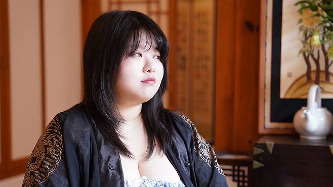 중국 고전 ‘삼국지연의’에서 미모를 이용해 여포와 동탁을 이간질하는 인물로 등장하는 초선을 재해석한 소설 ‘폐월; 초선전’의 작가 박서련. 은행나무 제공