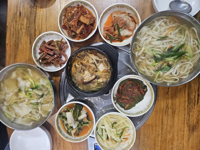 칼국수, 수제비, 된장찌개, 6가지 반찬.