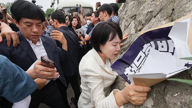 대통령실 증인출석요구서 전달 중 경찰과 실랑이하다 고통 호소하는 법사위 전현희 의원