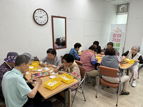 구미시가 경도인지장애 어르신들을 대상으로 ‘치매예방 인지활동 프로그램’을 운영하고 있다. [사진=구미시청]