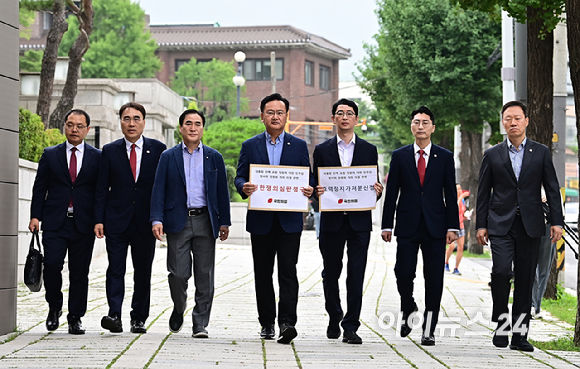 국회 법제사법위원회 소속 국민의힘 의원들이 12일 오전 서울 종로구 헌법재판소에서 더불어민주당이 추진하는 '윤석열 대통령 탄핵 국민청원 청문회'에 대한 권한쟁의심판 청구서를 제출하고 있다. [사진=곽영래 기자]