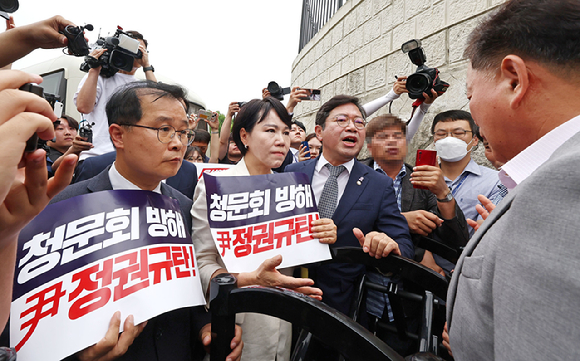 김승원 더불어민주당 국회 법제사법위원회 간사을 비롯한 야당 법사위원들이 대통령 탄핵발의청원 증인 출석요구서 대리 수령 약속 번복 관련 야당 법사위원 대통령실 항의 방문을 위해 12일 서울 용산구 대통령실 앞에서 이동하던 도중 경찰에 가로막혀 대통령실 관계자에게 항의하고 있다.(공동취재) 2024.07.12. [사진=뉴시스]