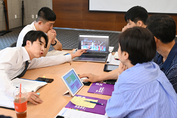 한국배구연맹은 2024 심판아카데미 일정을 모두 마쳤다고 12일 전했다. 사진은 심판아카데미 이론 교육 중 조별 토의를 진행하는 장면. [사진=한국배구연맹(KOVO)]