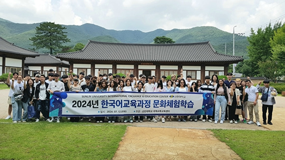 12일 선린대 국제교류교육센터가 한국어 과정에 재학 중인 외국인 유학생 70여 명을 대상으로 한국 문화 체험을 진행하고 있다. [사진=선린대학교]