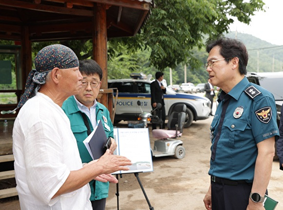 12일 김철문 경북경찰청장이 풍수해 피해 지역인 안동시 임동면 위리 현장을 방문하고 있다. [사진=경북경찰청장]