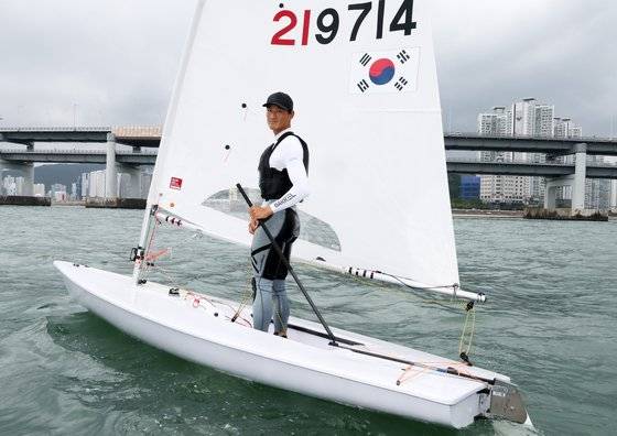 파리에서 5연속 올림픽 출전하는 요트 전설 하지민. 8일 부산 해운대 수영만요트경기장에서 훈련하고 있다. 송봉근 기자