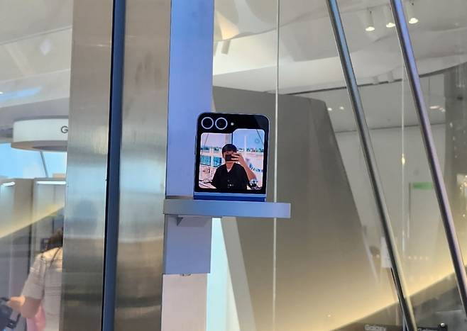 삼성전자가 11일 서울 여의도 '더현대 서울'에 문을 연 갤럭시 익스피리언스 스페이스에서 갤럭시 Z플립6의 '자동 줌' 기능을 이용해 촬영을 시도하자 자동으로 구도가 조정된 모습. 사진=김대영 기자