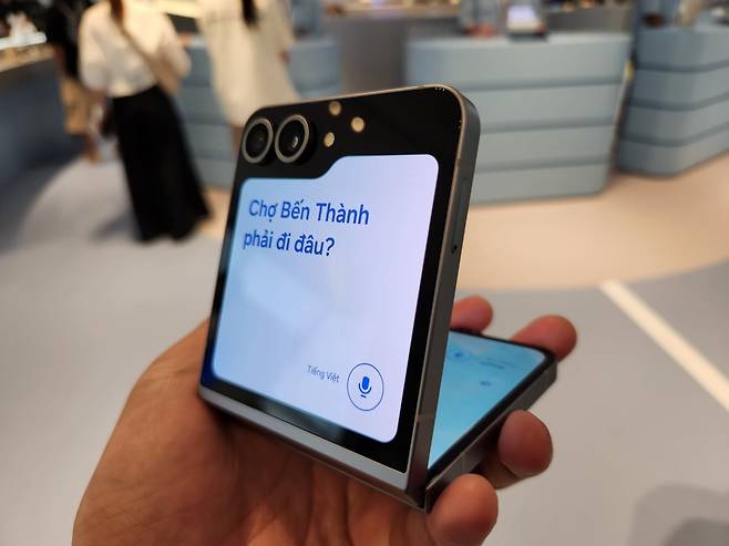 삼성전자가 11일 서울 여의도 '더현대 서울'에 문을 연 갤럭시 익스피리언스 스페이스에서 갤럭시 Z플립6의 대면 통역 기능을 이용해 '벤탄시장은 어디로 가야 합니까'라고 하자 기기 커버 화면을 통해 베트남어를 실시간으로 번역해 표시하고 있다. 사진=김대영 기자