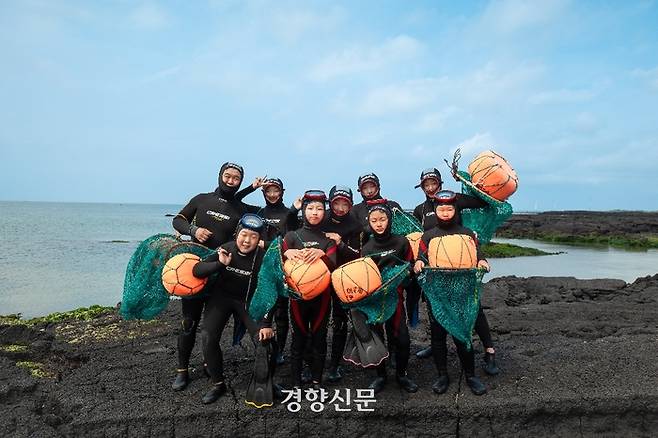 제주도와 제주관광공사는 김녕마을에 머물면서 해녀문화와 삶을 체험하는 ‘해녀마을 스테이 인(in) 김녕’을 기획해 판매 중이다. 지난 6월에 실시한 프로그램 시번 운영 당시 모습. 제주관광공사 제공