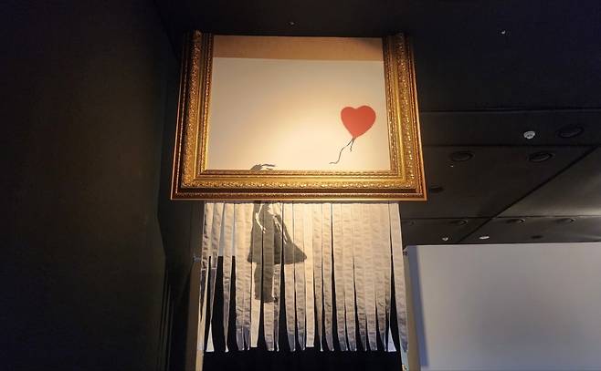 A replica of "Girl With Balloon" is on display at"Real Banksy: Banksy is NOWHERE" exhibition at Ground Seoul, Jongno-gu (Lee Jung-youn/The Korea Herald)