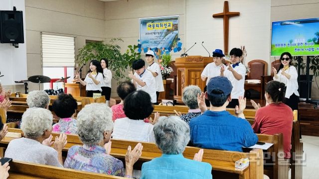 삼일교회(송태근 목사) 성도들로 구성된 공연팀이 12일 강원도 강릉의 한 교회에서 마을 어르신들을 대상으로 트로트 공연을 펼치고 있다.