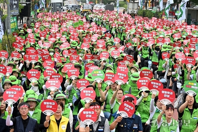 민주노총 전국교육공무직본부 경기지부가 총파업에 나선 12일 오전 경기도청 앞에서 조합원들이 복무차별 철폐, 방학중 유급일수 확대 등을 주장하며 투쟁대회를 하고 있다. 김시범기자