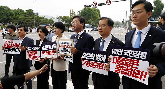 국회 법제사법위원회 야당 의원들이 12일 용산 대통령실 앞을 찾아가 윤석열 대통령 탄핵소추안 청원 관련 청문회 증인 출석 요구서 수령을 촉구하며 항의 발언을 하고 있다. 김호영 기자