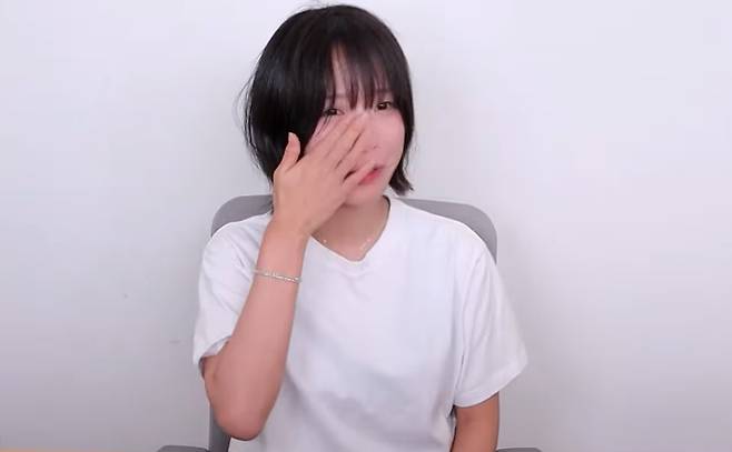 유튜버 쯔양(27)이 전 연인 이모씨로부터 4년간 폭행과 협박에 시달렸다고 고백한 가운데, 관련 상황이 담긴 녹취록이 공개됐다. /사진=쯔양 유튜브 채널 캡처