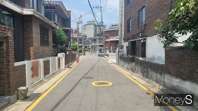 서울 서초구 방배15구역조합이 이달 말 현장설명회를 진행한 뒤 연내 시공사 선정을 마무리할 계획이다. 사진은 방배15구역 주택가. /사진=김창성 기자