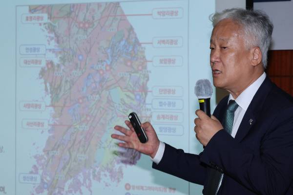 호주 배터리 기업 자회사가 국내 리튬 유망광상 12곳의 광업권을 모두 보유하고 있다. 사진은 지난 11일 서울 중구 코리아나호텔에서 열린 국내 리튬 유망 광상 탐사 결과 발표회에서 발언하는 이평구 한국지질자원연구원장. /사진=뉴스1