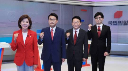 국민의힘 전당대회에 출마한 나경원(왼쪽부터), 윤상현, 원희룡, 한동훈 당대표 후보가 9일 서울 중구 TV조선에서 열린 ‘국민의힘 당대표 후보 TV토론회’에 참석, 기념을 촬영하고 있다. 국회사진기자단