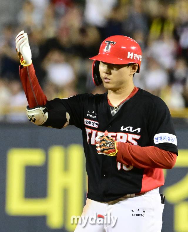 2024년 7월 10일 서울 잠실야구장에서 '2024 신한 SOL Bank KBO리그' KIA 타이거즈와 LG 트윈스의 경기가 열렸다. KIA 최원준이 10회초 2사 2.3루서 2타점 적시타를 친 뒤 기뻐하고 있다./마이데일리
