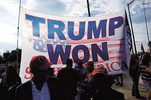 도널드 트럼프 지지자들이 지난달 27일(현지시간) 조지아주 애틀랜타 시내의 85/75번 주간 고속도로에 모여 있다.[AFP]