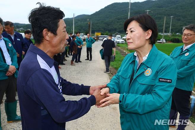 [금산=뉴시스] 송미령 농림축산식품부 장관이 11일 충남 금산 산사태 피해 현장을 방문했다. (사진 = 농식품부 제공)